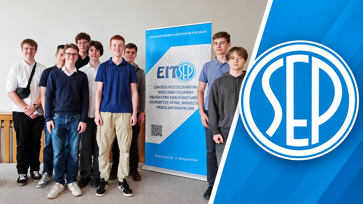 Grupa uczniów ZSŁ stojąca obok roll-upu Stowarzyszenia Elektryków Polskich i logo SEP