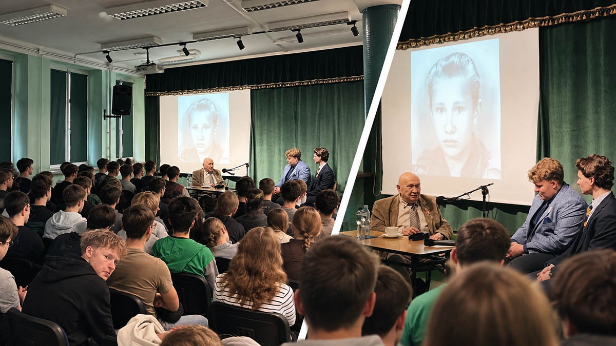Uczniowie ZSŁ podczas spotkania ze świadkiem historii w szkolnej sali