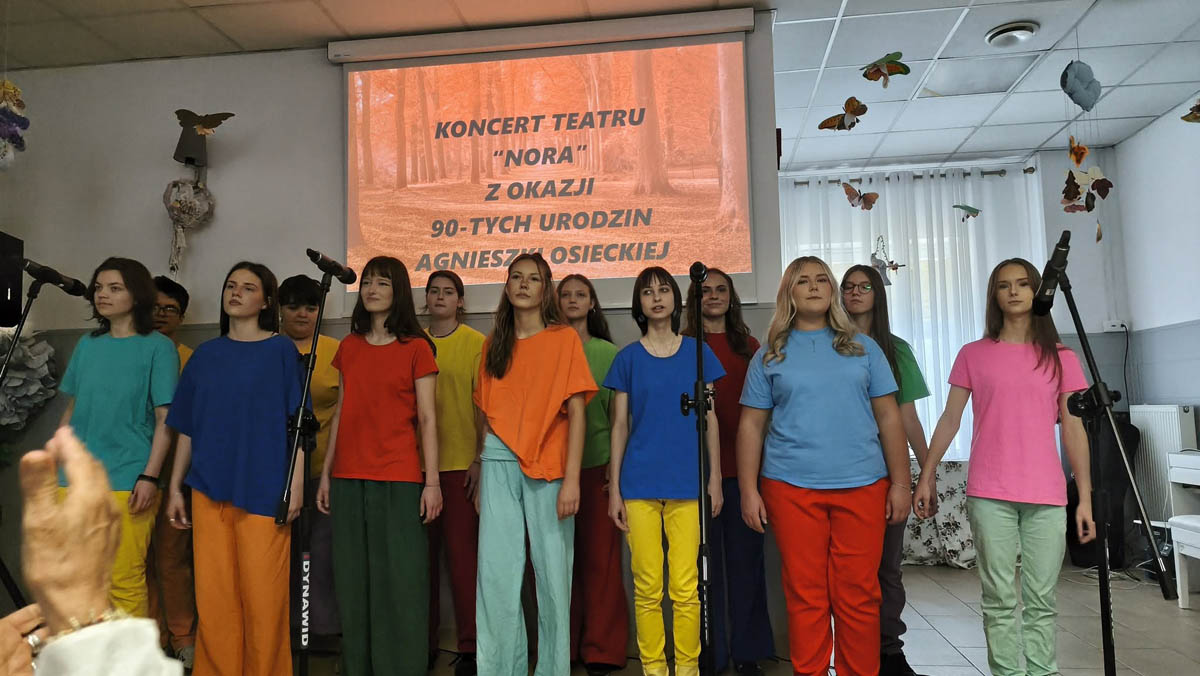 Członkowie Teatru NORA pozują do wspólnego zdjęcia po występie dla seniorów