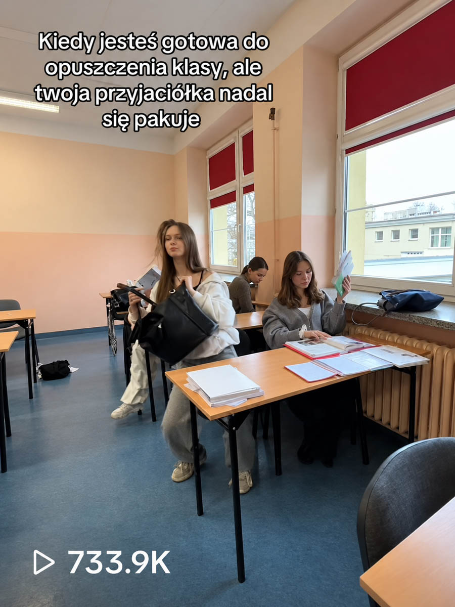 Uczniowie w sali lekcyjnej w kadrze z materiału opublikowanego na TikToku ZSŁ