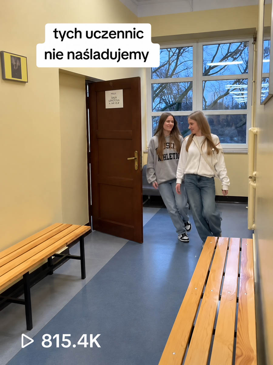 Dwie uczennice wychodzące z sali na szkolny korytarz w kadrze z TikToka ZSŁ