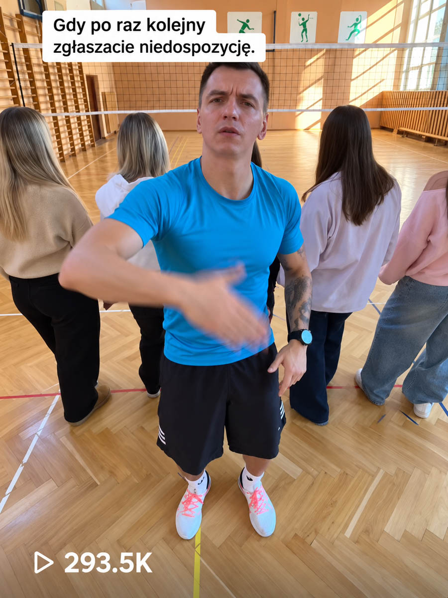 Nauczyciel na pierwszym planie podczas nagrania w sali gimnastycznej ZSŁ