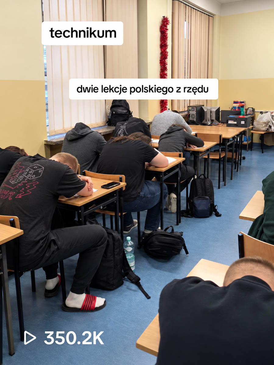 Uczniowie siedzący przy ławkach podczas zajęć w kadrze z TikToka ZSŁ