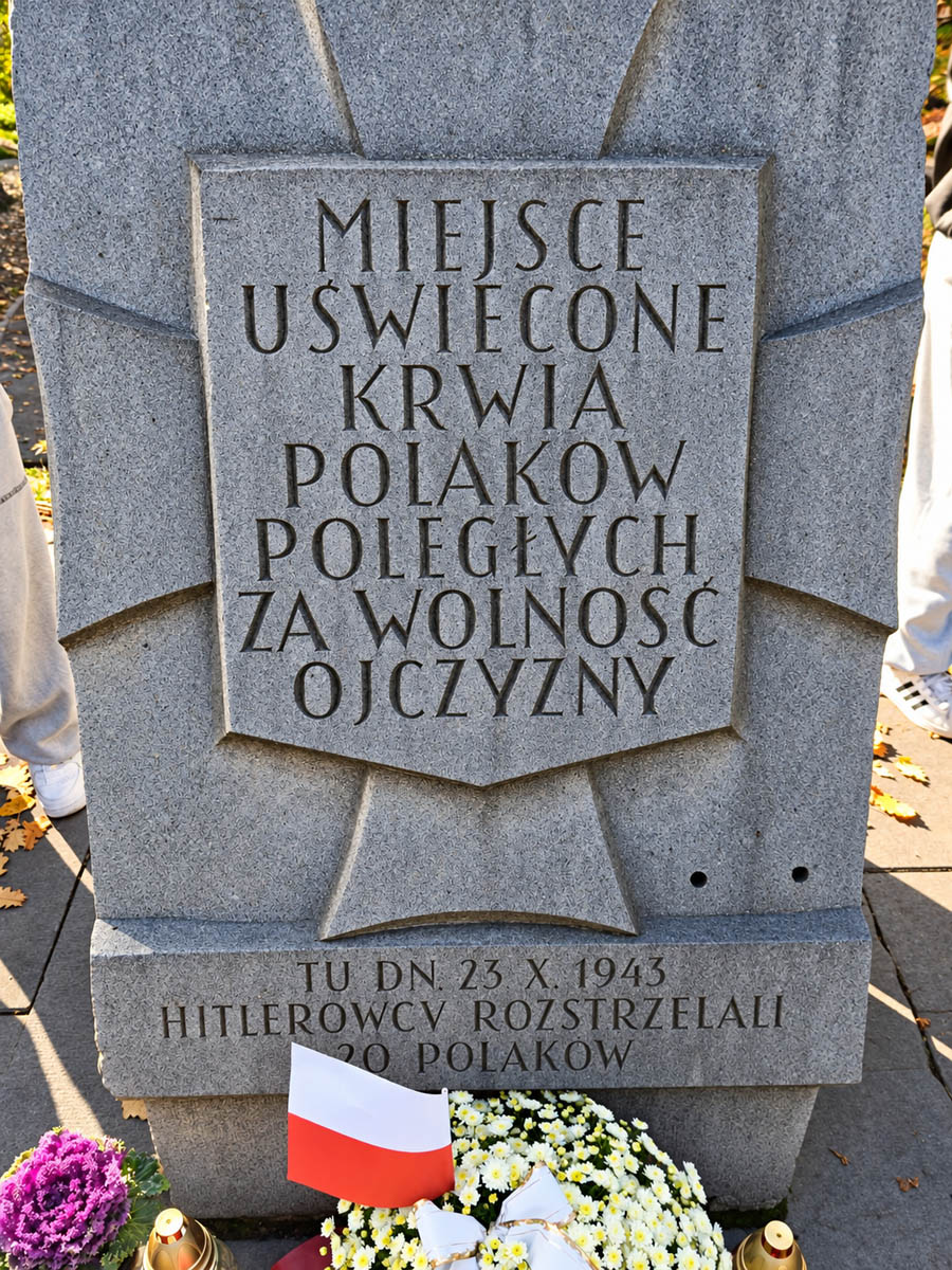 Tablica miejsca uświęconego krwią Polaków poległych za wolność ojczyzny