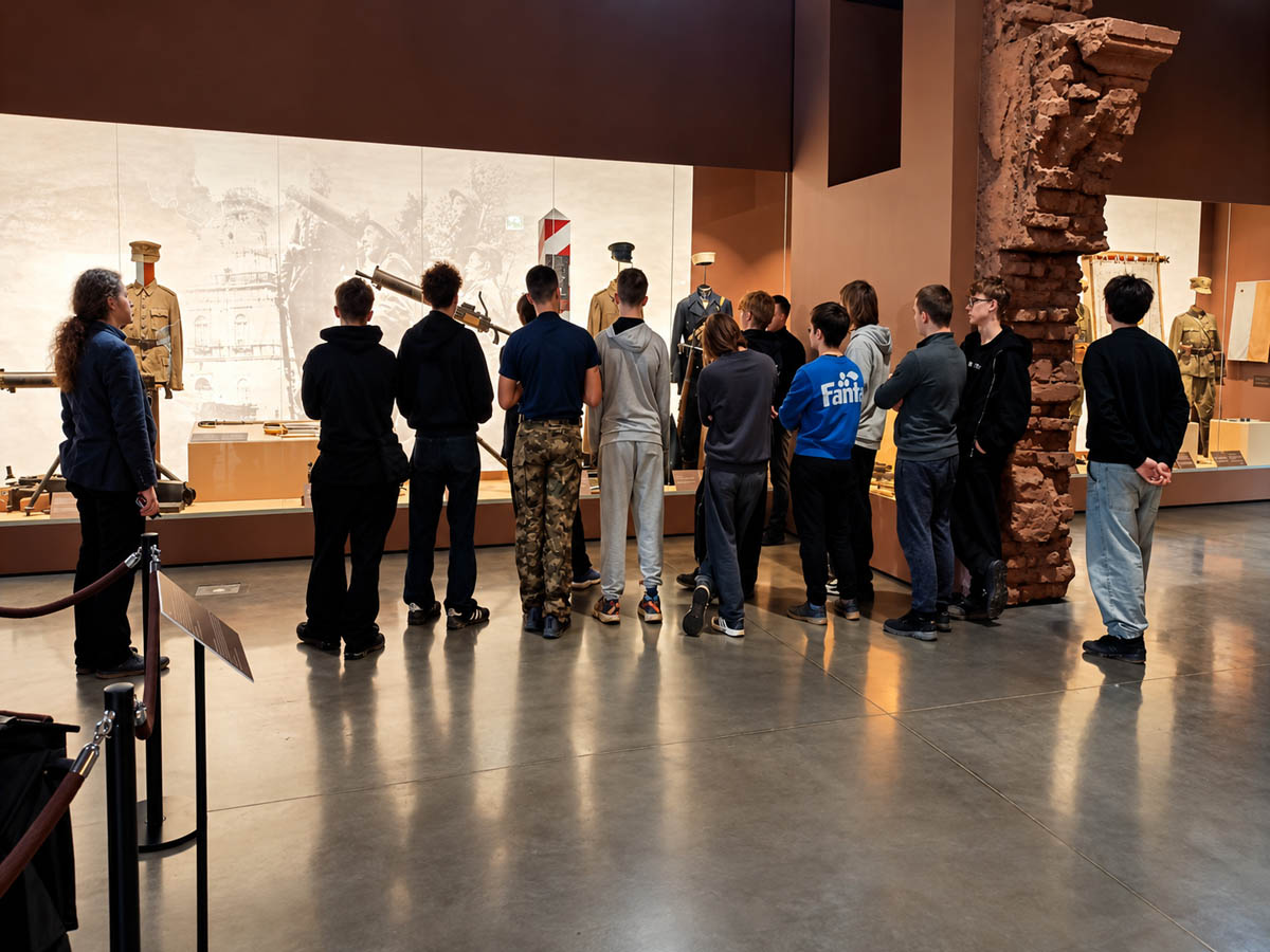 Uczniowie klasy 2b oglądają eksponaty podczas zwiedzania Muzeum Wojska Polskiego