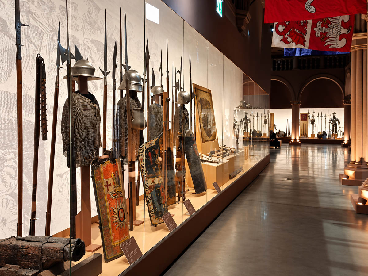 Ekspozycja broni i umundurowania na wystawie „1000 lat oręża polskiego” w Muzeum Wojska Polskiego