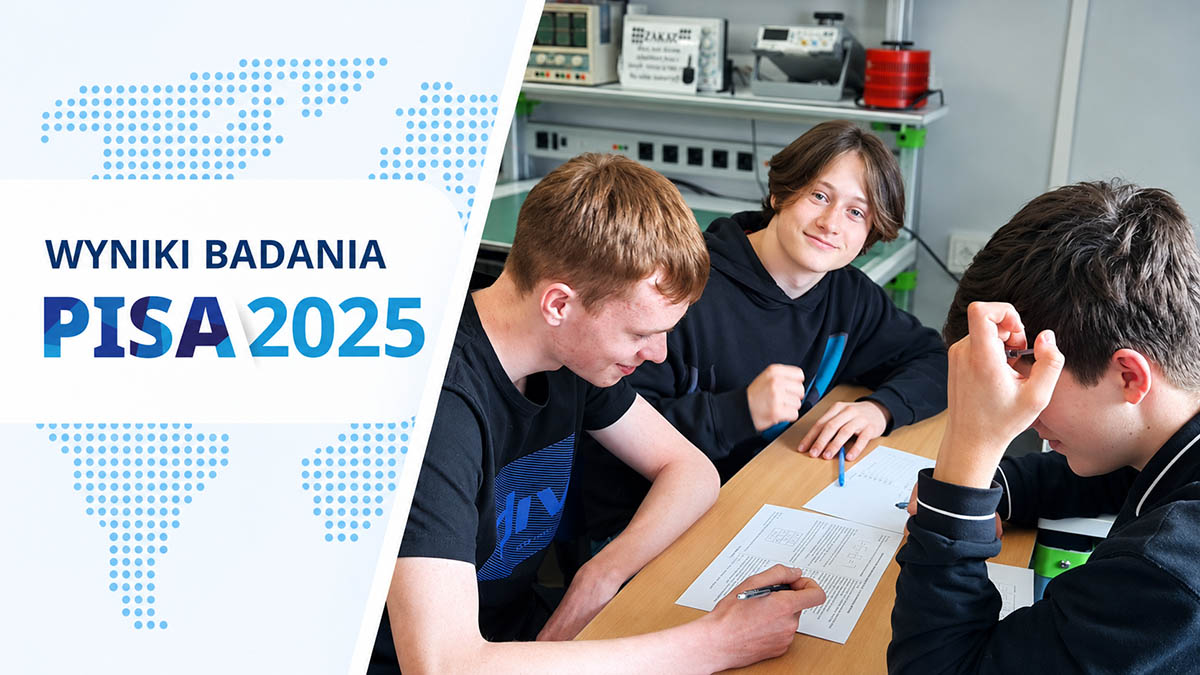 Grafika „Wyniki badania PISA 2025” z uczniami ZSŁ pracującymi nad zadaniami przy stole