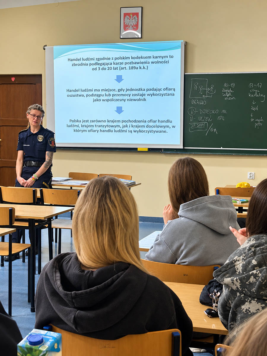 Uczniowie ZSŁ uczestniczą w zajęciach profilaktycznych prowadzonych przez przedstawicielkę Straży Miejskiej