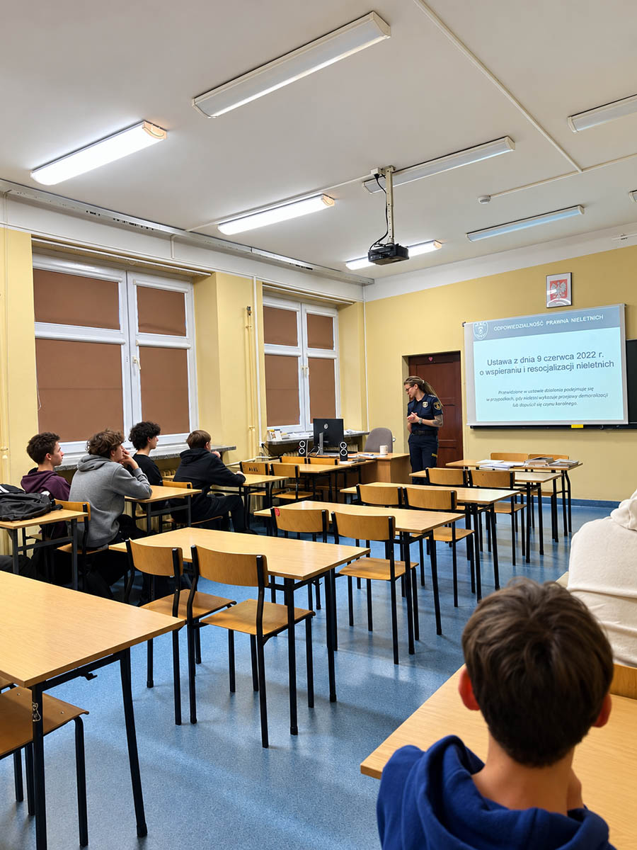 Uczniowie podczas spotkania profilaktyczno-edukacyjnego ze Strażą Miejską w ZSŁ