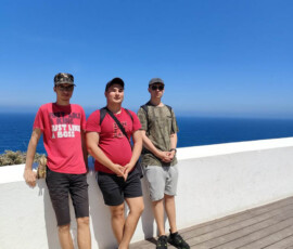 Uczestnicy Erasmus+ stoją przy latarni morskiej w okolicach Lagos.