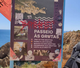 Widok na formacje skalne i ocean w Lagos.