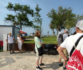 Uczestnicy Erasmus+ stoją przy wybrzeżu w Lagos.