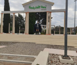 Grupa uczniów rozpoczyna rozgrywkę w minigolfa.
