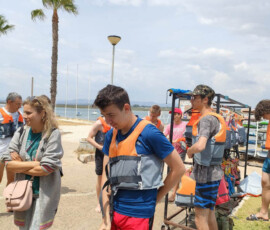 Uczestnicy Erasmus+ przygotowują się do zajęć kajakowych na plaży.