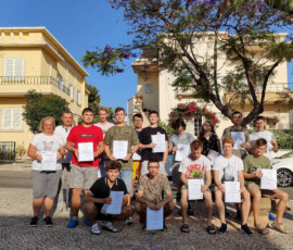 Uczestnicy mobilności Erasmus+ w Faro pozują z certyfikatami po zakończeniu projektu.