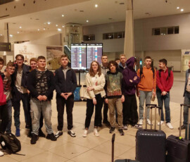 Grupa uczniów i opiekunów z bagażami rozpoczyna miesięczne praktyki Erasmus+ w Portugalii.