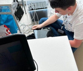 Uczeń wykonuje zadanie przy komputerze i urządzeniach technicznych w miejscu praktyk.
