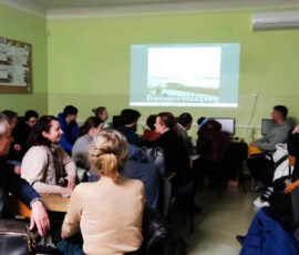 Rodzice i uczniowie siedzą na spotkaniu informacyjnym przed wyjazdem Erasmus+ do Faro.