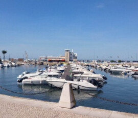 Widok na marinę i łodzie podczas spaceru uczestników Erasmus+ po Faro.