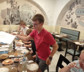 Uczestnicy Erasmus+ siedzą przy stole w restauracji na zakończenie pobytu.