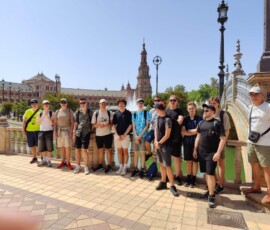 Uczestnicy mobilności Erasmus+ pozują do wspólnego zdjęcia na reprezentacyjnym placu w Sewilli.