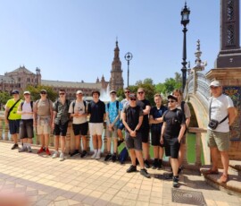 Uczestnicy Erasmus+ stoją razem na placu podczas wycieczki do Sewilli.
