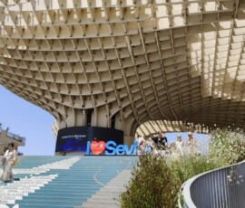 Nowoczesna konstrukcja Metropol Parasol w Sewilli oglądana podczas wycieczki Erasmus+.