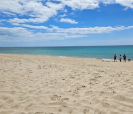 Piaszczysta plaża i turkusowe morze podczas czasu wolnego uczestników Erasmus+ w Faro.