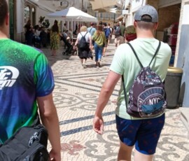 Uczestnicy mobilności spacerują deptakiem w nadmorskiej miejscowości Algarve.