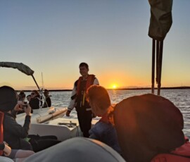 Uczestnicy mobilności odpoczywają na łodzi podczas wieczornego rejsu po wodach Algarve.