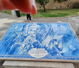 Ceramiczna mapa Faro oglądana przez uczestników mobilności Erasmus+.