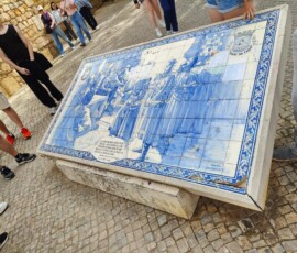 Zbliżenie na niebiesko-białą ceramiczną mapę Faro.