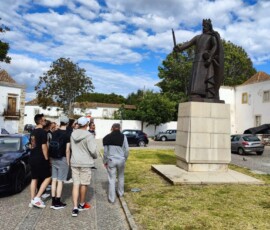 Wąska brukowana uliczka z białą zabudową w historycznej części Faro.