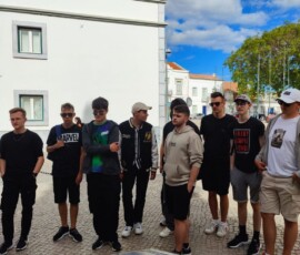Uczestnicy Erasmus+ przechodzą przez słoneczny plac w Faro.