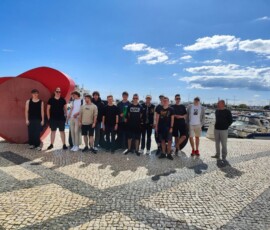 Uczniowie i opiekunowie spacerują po zabytkowym centrum Faro podczas mobilności Erasmus+.