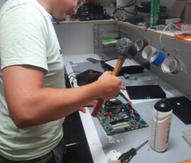 Uczeń naprawia lub montuje urządzenie elektroniczne podczas praktyk zawodowych Erasmus+ w Faro.