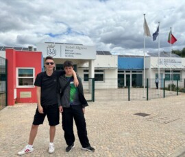 Dwóch uczniów ZSŁ stoi przed siedzibą firmy podczas praktyk zawodowych w Faro.