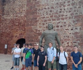 Uczestnicy spacerują po terenie z basenem i atrakcjami podczas dnia wolnego.
