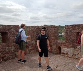 Widok na zabytkowe mury i dziedziniec zamku w Silves.