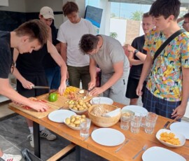 Uczestnicy rozkładają przygotowane potrawy na stole podczas warsztatów.