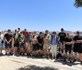 Uczniowie Erasmus+ stoją razem na placu podczas wycieczki do Lizbony.