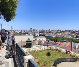 Panorama dachów i zabudowy Lizbony widziana z punktu widokowego.