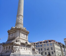 Pomnik górujący nad placem w centrum Lizbony.
