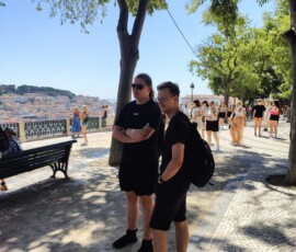Charakterystyczny czarno-biały portugalski chodnik na placu w Lizbonie.