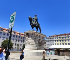 Pomnik na lizbońskim placu oglądany podczas wycieczki Erasmus+.