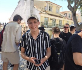 Uczniowie stoją na placu podczas zwiedzania stolicy Portugalii.
