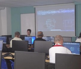 Nauczyciele uczestniczą w zajęciach komputerowych podczas kursu zawodowego w ramach Erasmus+ Faro 2024.