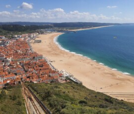 Panorama plaży i wybrzeża Nazaré widziana z punktu widokowego.