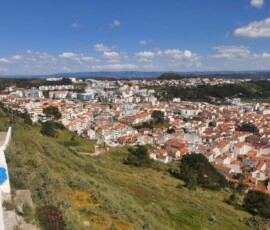 Panorama zabudowy Nazaré i atlantyckiego wybrzeża.