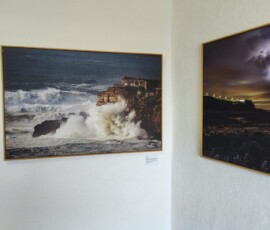Fotografie wielkich fal prezentowane na wystawie poświęconej surfingowi w Nazaré.